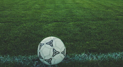 Ein Ball liegt auf einem Fußballfeld