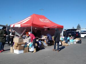 Ein Zelt mit Hilfsgütern