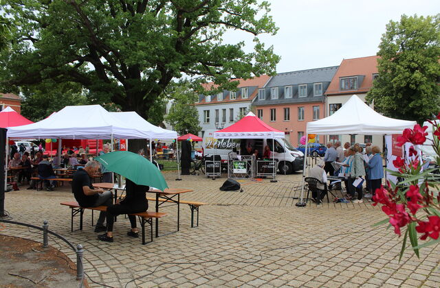Platz mit Ständen, Pavillons und Biertischgarnituren.