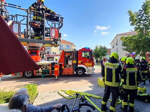 Feuerwehr, viele Feuerwehrleute. Vor der Einrichtung.