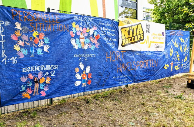 Blaues bemaltes Transparent. Kitaschlüssel wird duch bilder mit Kinderhänden symbolisiert.