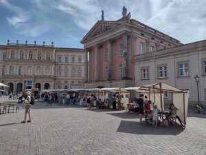 Der Alte Markt mit Blick auf das Museum Barberini, ein Stück des Landtaggebäudes. Auff dem Platz sind mehrere Stände aufgebaut. Die Sonne scheint, einige Menschen sind an den Ständen.