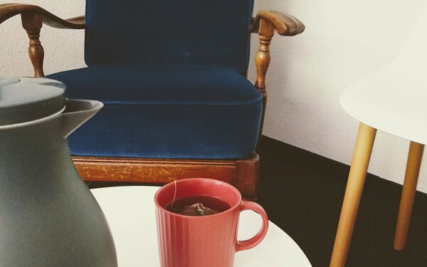 Sitzecke mit einem Sessel und einem runden Tisch
