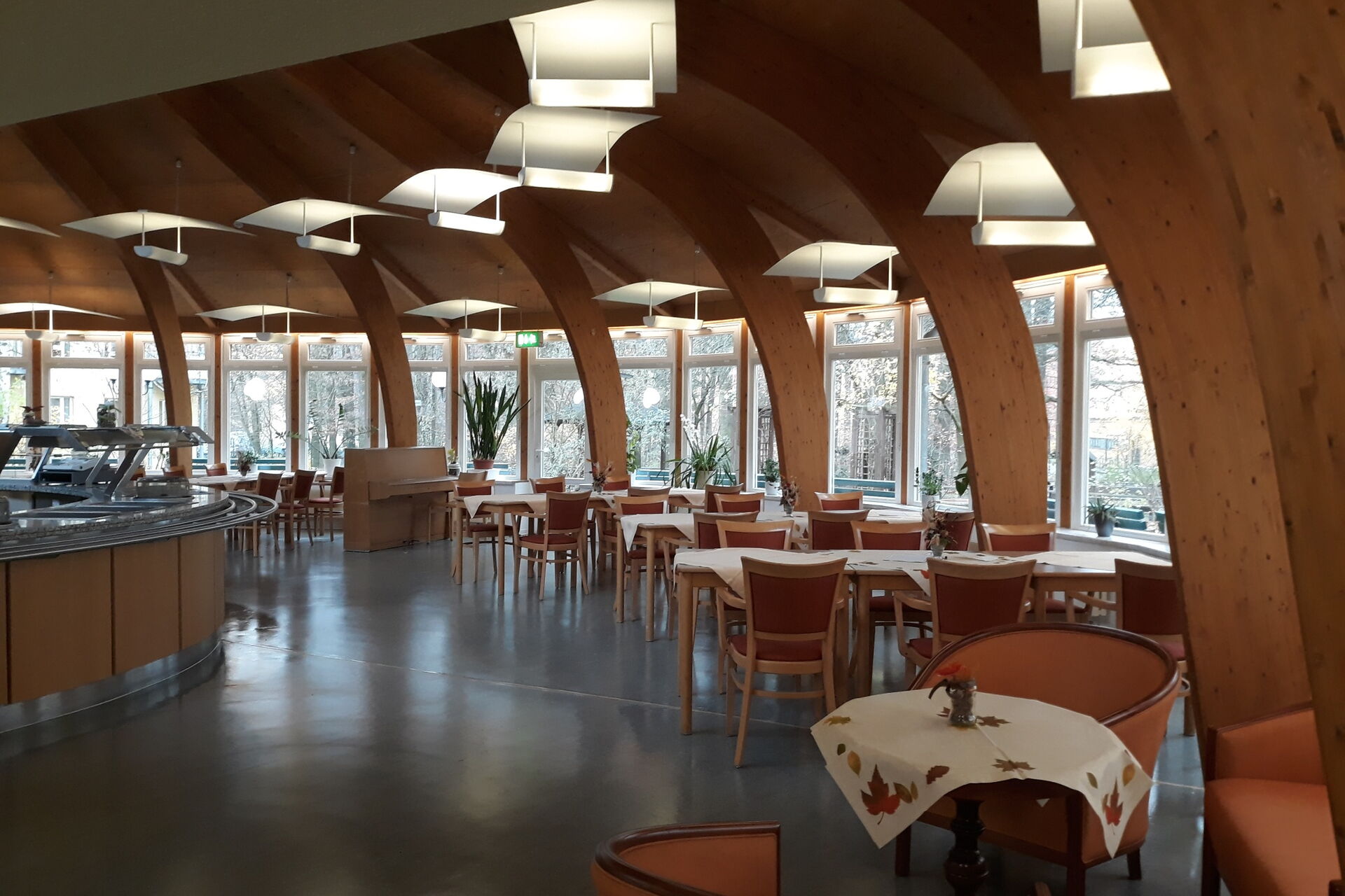 Größer Speisesaal. Tische außen an den Fenstern.