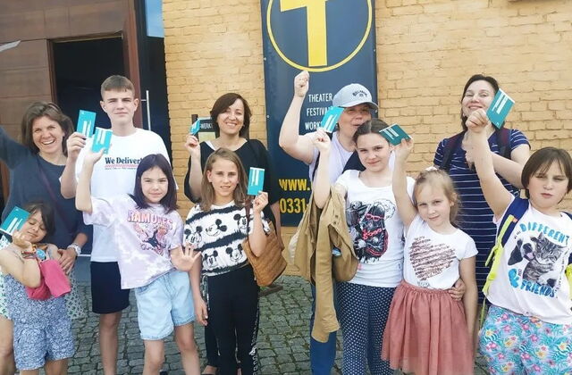 Foto von vielen Kindern die Karten hochhalten