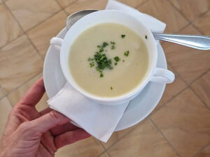 Spargelsuppe wird serviert.