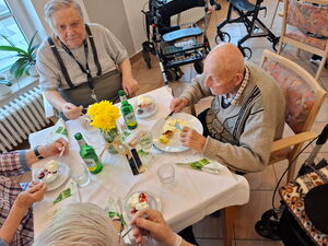 Vierer Tisch von oben. 4 Senioren die essen.