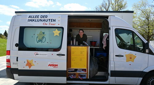 Hier sehen sie eine Frau in einem Transporter