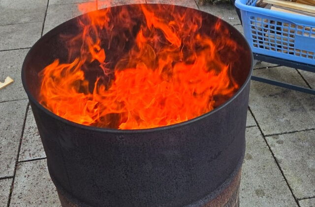 Feuertonne. Nahaufnahme. Orangene Flammen.