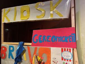 Bühnenbild: Ein Kiosk Stand der Gerechtigkeit.