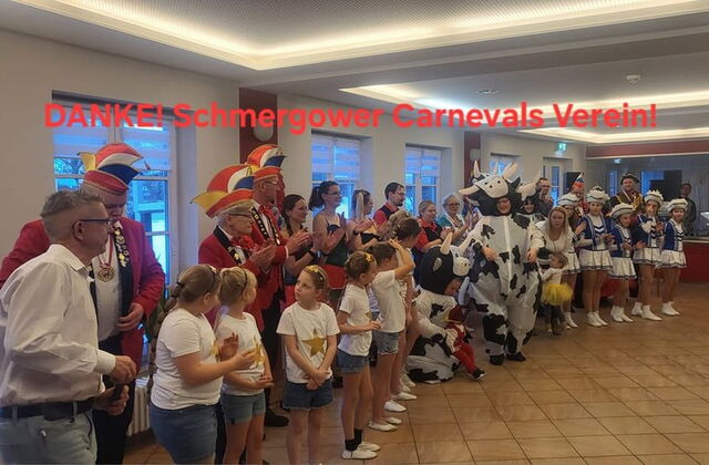 Sehr viele Große und Kleine Karnevallisten in einem großen Raum.
