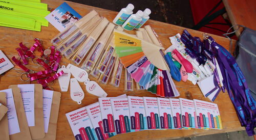 Giveaways: Schlüsselbänder, Schlüsselanhänger, Luftballons, Fächer mit Logo der Wohlfahrtsverbände, Kugelschreiber