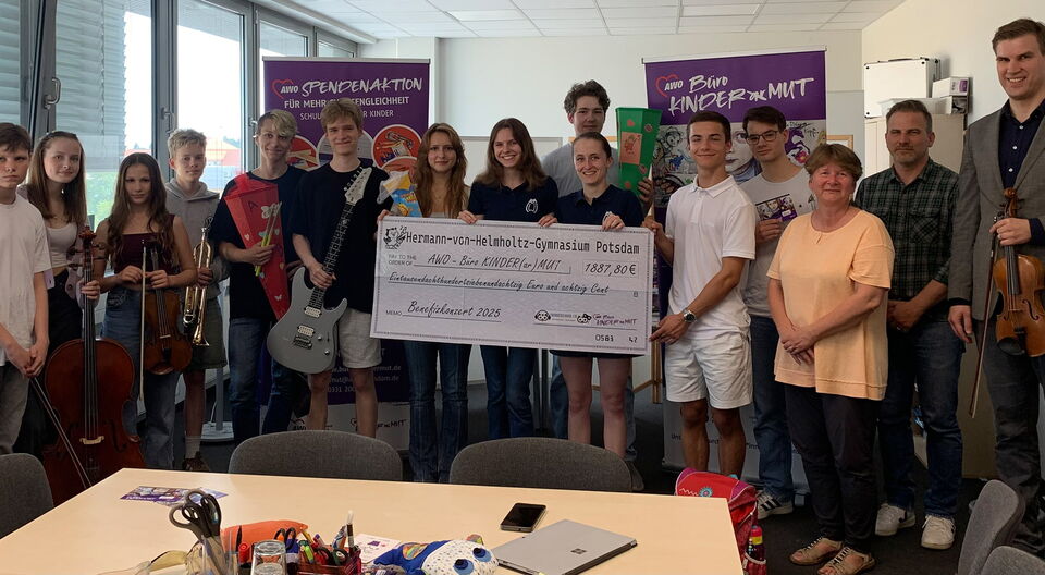 Spendenübergabe der Schülervertretung des Helmholtz-Gymnasiums