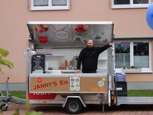 Eiswagenanhänge. Eisverkäufer steht im Wagen von Janny´s Eis.