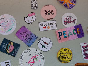 Verschiedene selbst gestaltete Sticker.