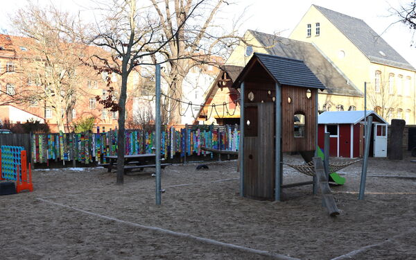 Hier sehen sie den Spielplatz des Hortes Weberspatzen