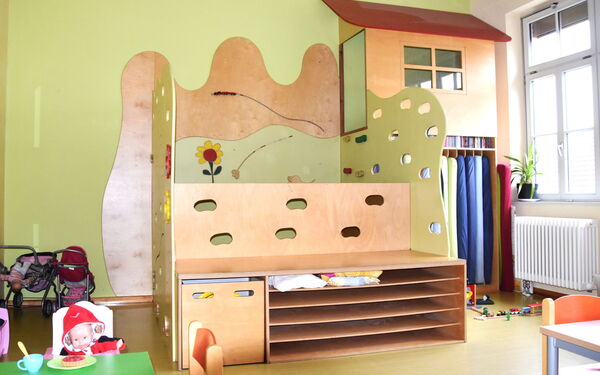 Eine Art Hochbett. Mehrere Ebenen zum klettern und ausruhen. Die Matratzen dafür sind in einem offenen Schrank aufgehangen.