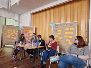 5 junge Frauen gestalten Moderationskarten für die Flipchart-Wände. Prävention, Partizipation sind die Themen.