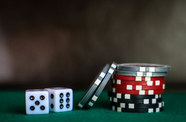 Symbolbild Spielsucht: Würfel und Pokerchips.