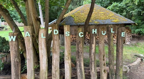 Stämme in einer Reihe mit Buchstaben: Waldschule