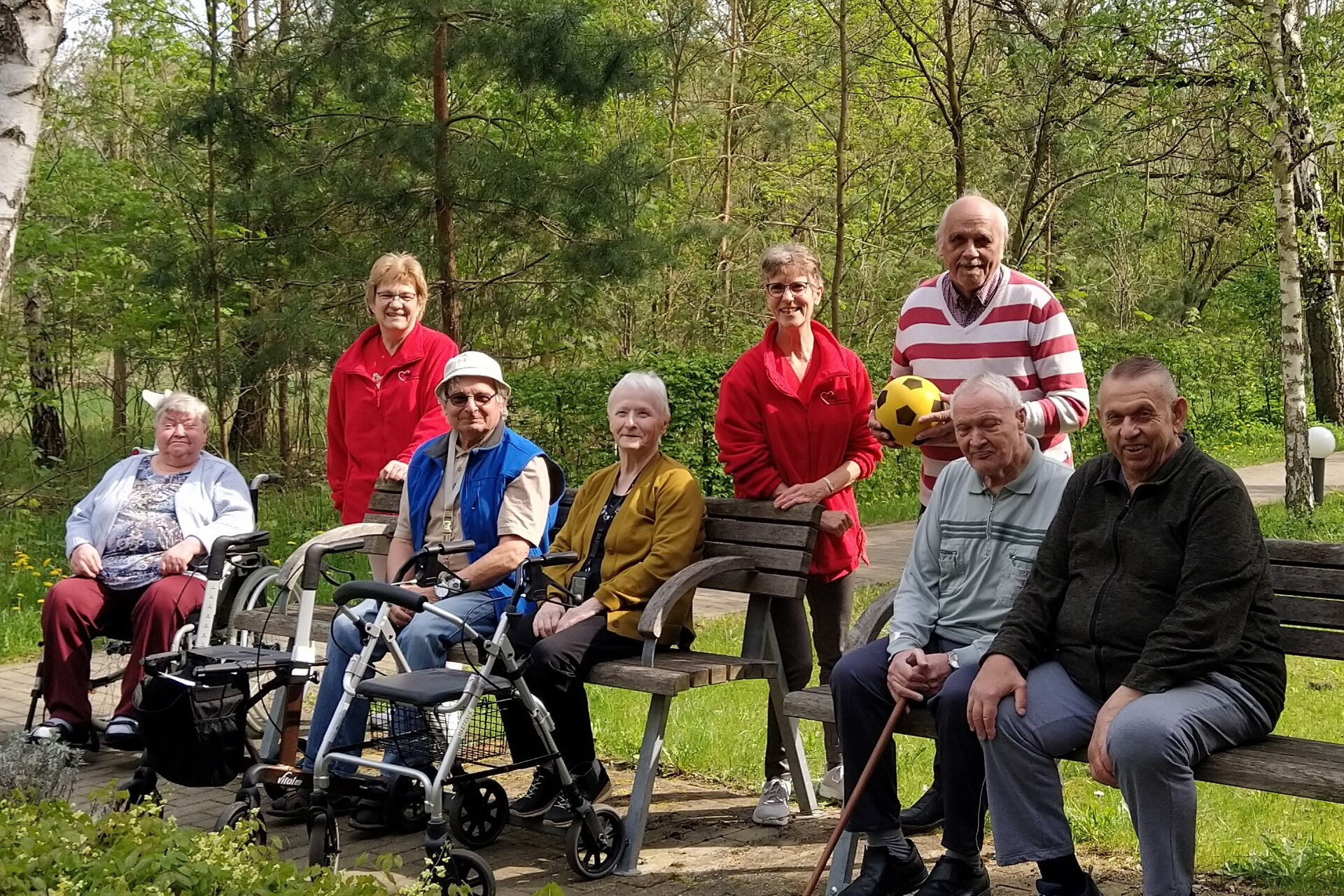 Im Garten, können wir spazieren gehen uns auf die Bänke setzen oder uns sportlich betätigen