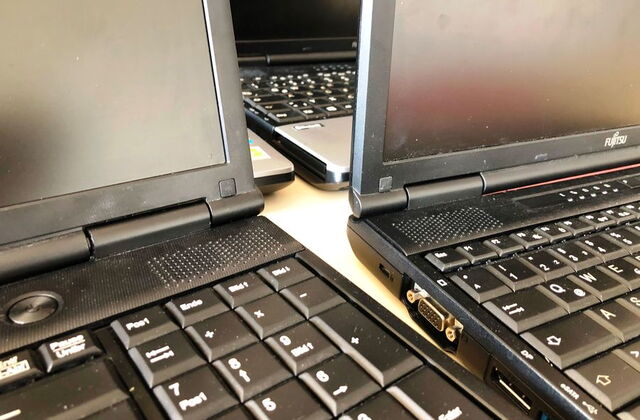 Vier aufgeklappte Laptops. Nahaufnahme.