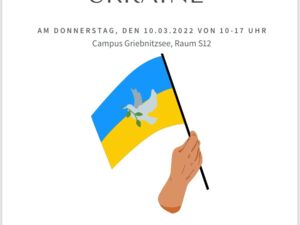 Eine Hand hält die ukrainische Fahne