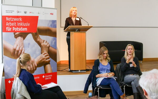 Frau Trauth, Leiterin des Büros für Chancengleichheit und Vielfalt spricht ein Grußwort. 2 Gebärdensprachdolmetscherinnen übersetzen.