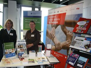 Infostand Fachkräftetag der Stadt Potsdam 2017. Frau Honig und die Inklusionsberaterin der Handwerkskammer stellen Informationen zur Verfügung.