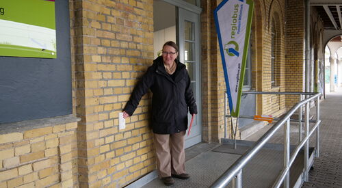Rosalind Honig, Inklusionskoordinatorin der AWO Potsdam weiht die neue Rampe am Bhf Werder ein
