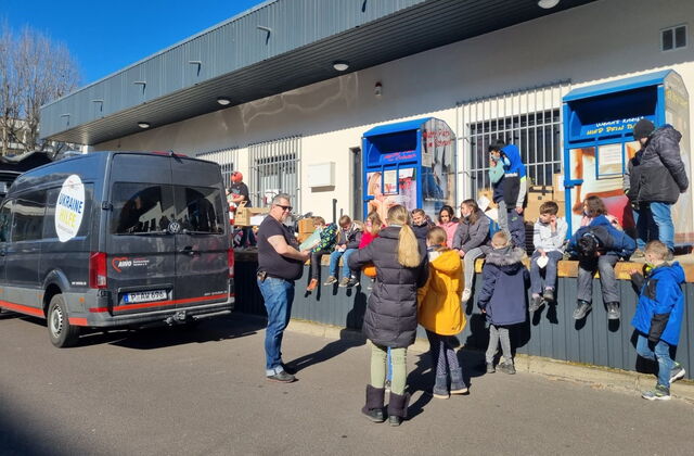 Fotos von Personen neben einem Hilfstransporter der AWO