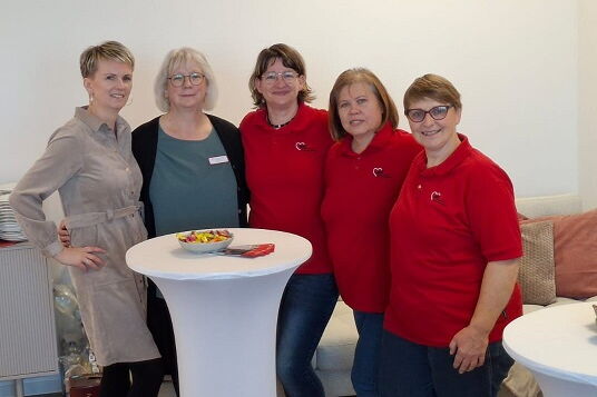 Stehtisch mit 5 Personen, Leitung Kathleen Busse, Qualitätsbeauftragte, 3 Pflegefachkräfte