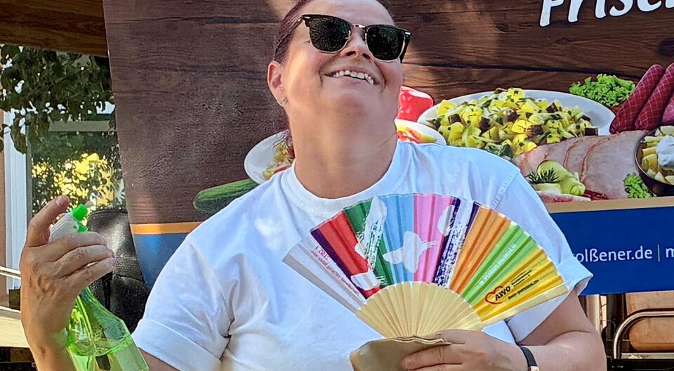Wasserzerstäuber und Softeis gegen 37 Grad im Schatten
