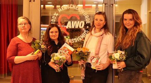 Gruppenbild. 4 Frauen im Foyer des Thalia Kino vor Glastüren. Alle haben kleine Blumensträuße und kleine Geschenke in der Hand.