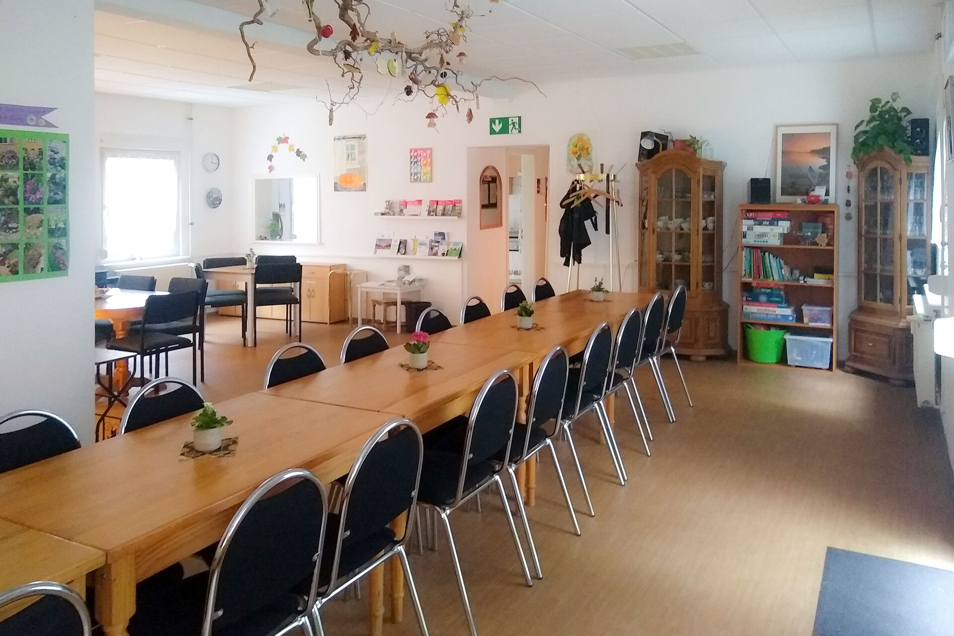 Lange Tafel in einem großen hellen Raum.