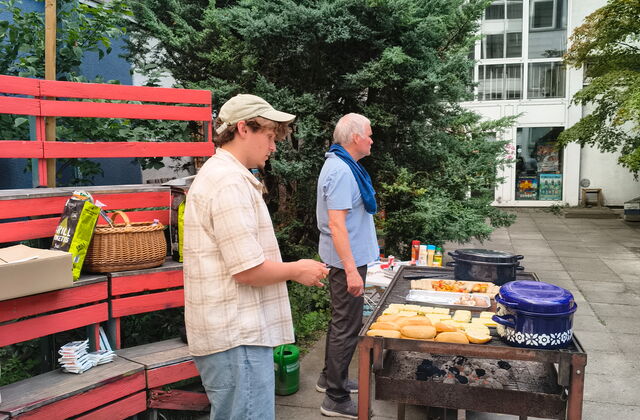 2 Personen am Grillstand.