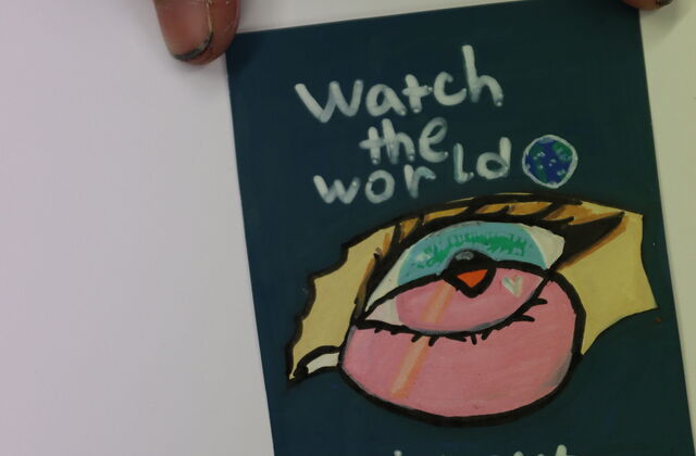 Ein Sticker mit einem Auge und etwas pinken davor. Der Text lautet: Watch the World - with out pink glasses.