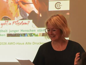Blonde Frau hält Rede. Hinter hier: Präsentation: Fachtag "was geht in Potsdam?"
