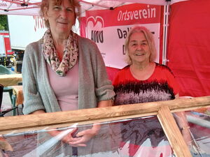 2 Frauen am Kuchenbasar im Stand. Blechkuchen stehen bereit.