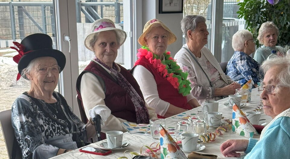 Mit Clownskostüm und Seppelhut