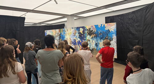 Schüler im Museum vor großem abstrakten Kunstwerk.