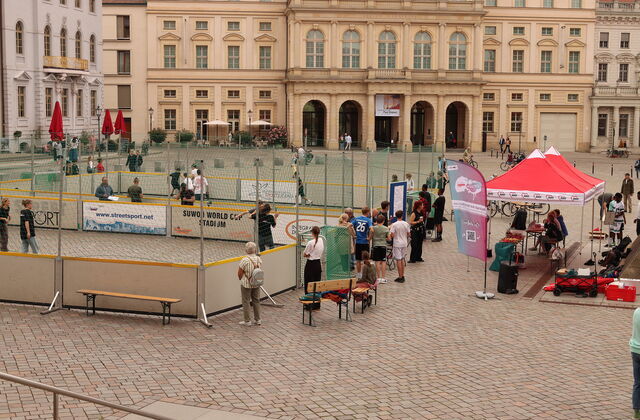 Alter Markt. Museum Barberini im Hintergrund.  AWO Pavillons und kleines mit Netz umrandetes Fußballfeld.
