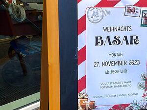 Großer Aufsteller mit weihnachtliches Plakat vor Gebäude. Text: Weihnachtsbasar - Montag, 27. November 2023 ab 15:30 Uhr - Voltastraße 1, 14482 Potsdam Babelsberg | Geschenke | Glühwein | Punsch | Kratives