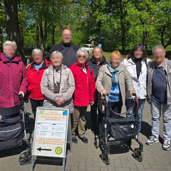Gruppenbild: 9 Personen, 2 davon mit Rollator.