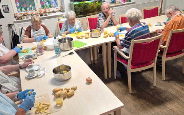 Wir Kochen zusammen, schneiden von Kartoffeln