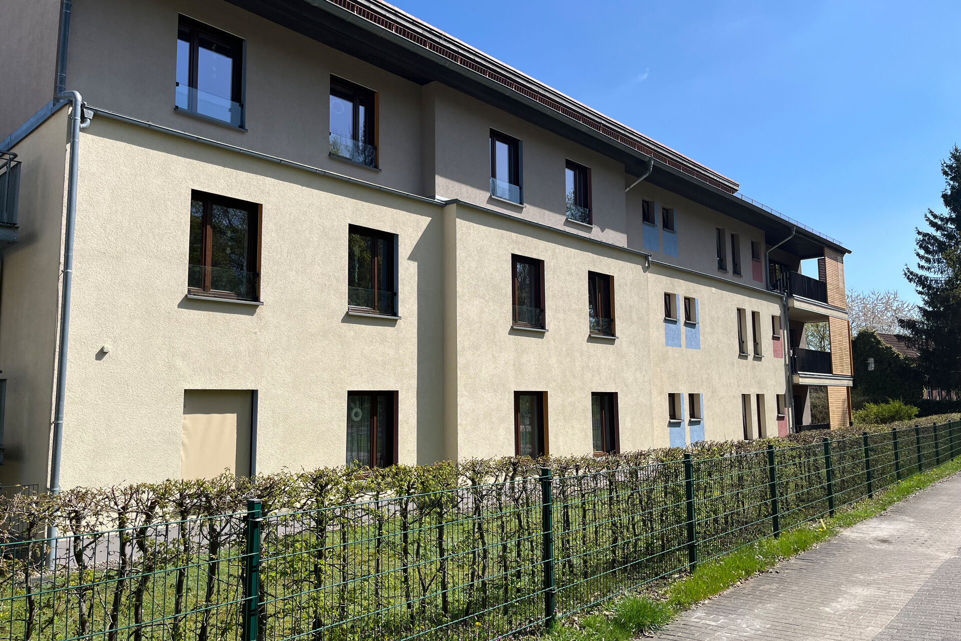 Ansicht der Wohnstätte von der Straße aus.