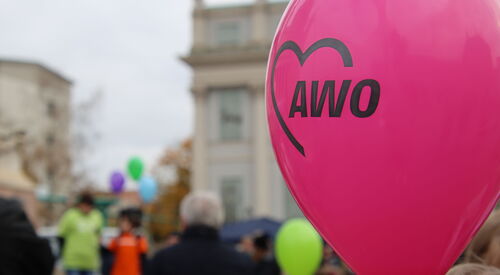 Luftballon mit der Aufschrift "AWO"