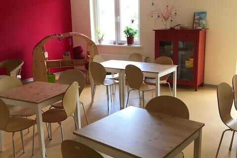 Familiencafé mit Tischen und Stühlen