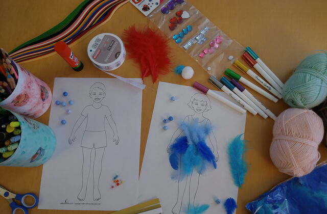 Tisch von oben mit Mal- und Bastelutensilien. Zwei Bilder nebeneinander, Junge und Mädchen. Auf dem Bild des Mädchens sind blaue Federn geklebt. Stifte, Schere, Wollknäuel, blaue Perlen, Prittstift