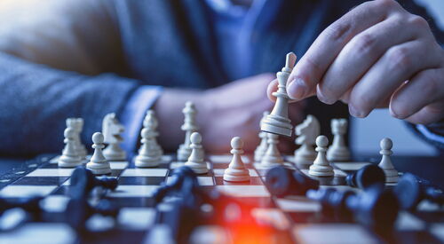 Tiefenschärfefotografie eines Mannes, der Schach spielt